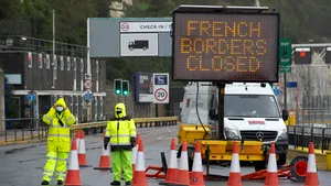 Români blocaţi la graniţa dintre Marea Britanie şi Franţa din cauza restricţiilor impuse după identificarea noii tulpini Covid-19