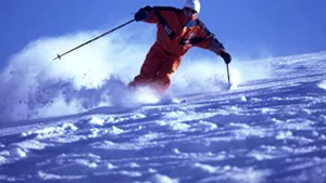 Sinaia: Zeci de turişti îşi petrec ziua de 1 Mai la schi