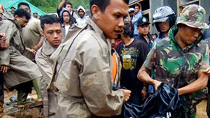 Indonezia: Zeci de morţi sau dispăruţi în urma alunecărilor de pământ