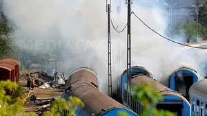 Incendiu la un tren sub podul Grant din Bucureşti - FOTO