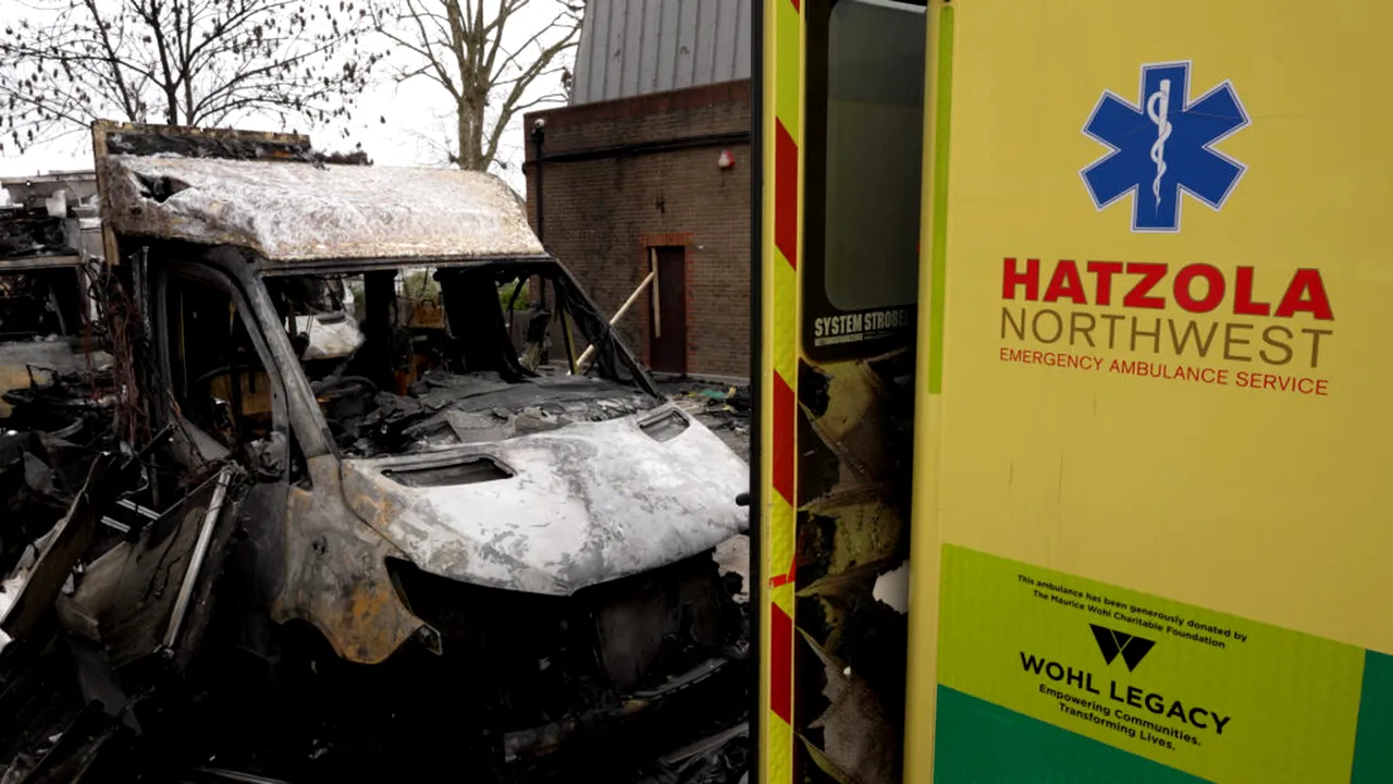 Trei noi arestări în cazul incendierii ambulanțelor unei organizații evreiești la Londra