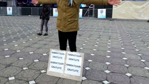 “Free Hugs”: 70 de timişoreni au oferit îmbrăţişări gratuite trecătorilor din Piaţa Victoriei - GALERIE FOTO, VIDEO