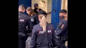 VIDEO O membră a grupului Pussy Riot a fost reţinută imediat după ce a fost eliberată dintr-un centru de detenţie