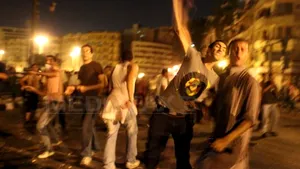 Peste 200 de răniţi la Cairo, în urma unor confruntări între susţinători ai armatei şi protestatari