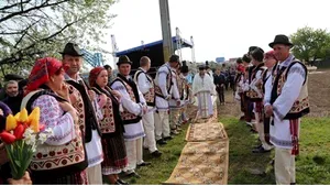 GALERIE FOTO Vaslui: Covoare întinse în calea episcopului Huşilor, la sfinţirea locului unei biserici