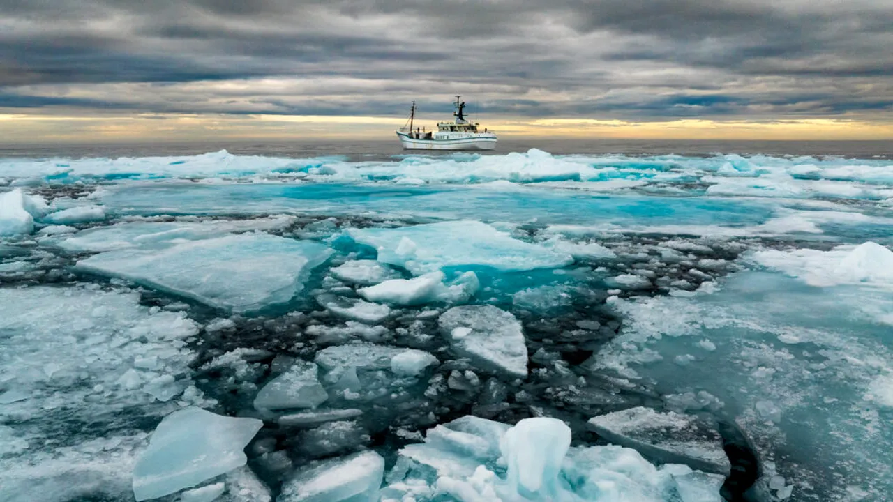 Operațiune secretă dejucată în Arctica: Forțele NATO au interceptat submarine rusești care simulau sabotarea cablurilor submarine