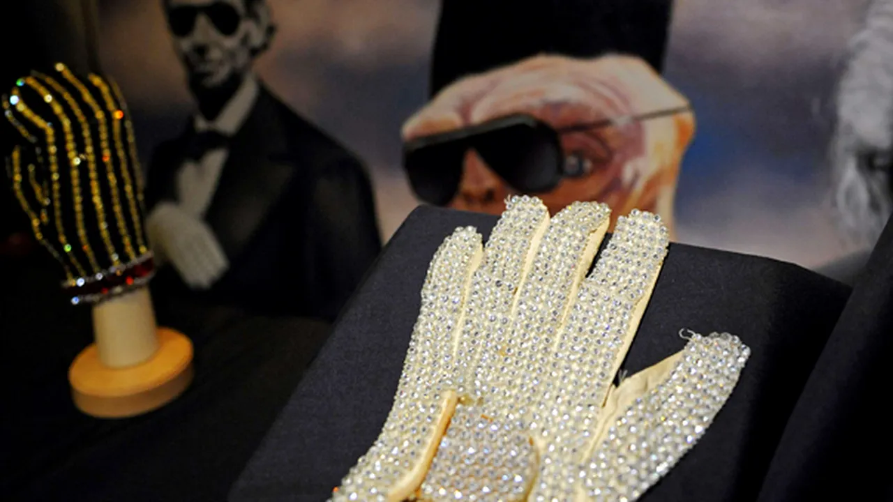 O mănuşă a lui Michael Jackson, vândută pentru 350.000 de dolari