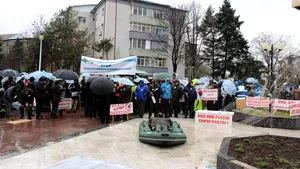 Protest a circa 200 de pescari din cinci judeţe faţă de braconajul şi pescuitul comercial - FOTO, VIDEO
