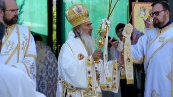 Moment viral la Arhiepiscopia Tomisului: Un clovn îngenunchează în fața Înaltpreasfințitului Teodosie, la finalul slujbei
