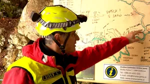 Cinci persoane blocate într-o peşteră din Slovenia. Scafandrii încearcă să le salveze