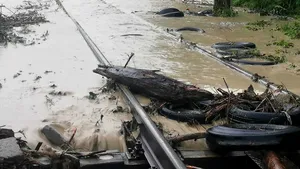 FOTO Meteo. ANM a emis o nouă avertizare de Cod portocaliu. Viitura a ajuns pe calea ferată