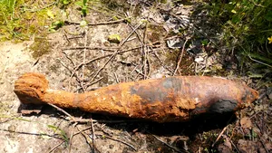 Bombă de artilerie, găsită de muncitorii care lucrau la modernizarea unei reţele de apă 