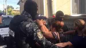 Filmul răpirii Luizei Melencu. Autorul declarat al crimelor din Caracal, la a doua reconstituire. Mamei Luizei i s-a făcut rău în faţa Casei Groazei/ Dincă poartă pe braţe un sac, în care ar fi pus trupul Luizei LIVE UPDATE | VIDEO