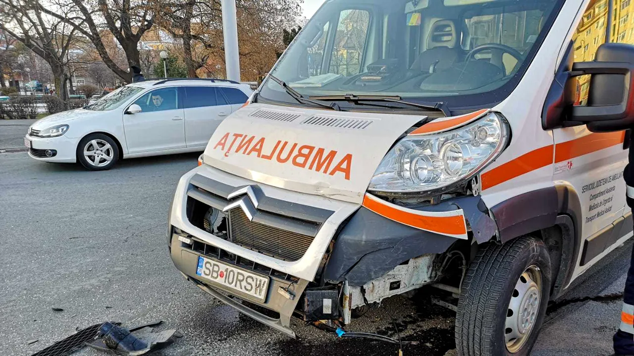 Ambulanţă în misiune, implicată într-un accident în apropierea Spitalului de Urgenţă Sibiu