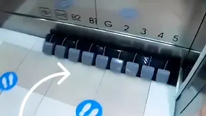 VIDEO Pedale în loc de mâini! Ce au introdus patronii unui mall pentru a evita infecţia cu noul virus