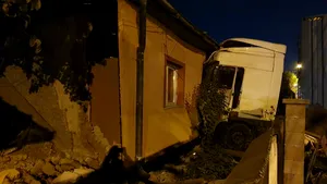 Grav accident în Mureş: Un TIR s-a izbit de două case şi a rupt ţeava de gaze. O persoană a fost rănită - FOTO