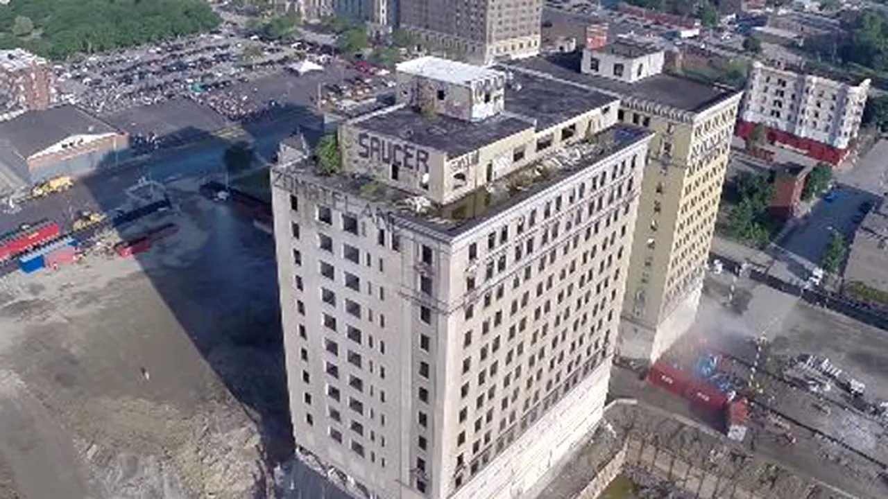 INEDIT: Implozia unei clădiri istorice, filmată dintr-o dronă - VIDEO