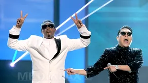 Febra GANGNAM STYLE continuă: MC Hammer a dansat alături de Psy pe celebra melodie - VIDEO