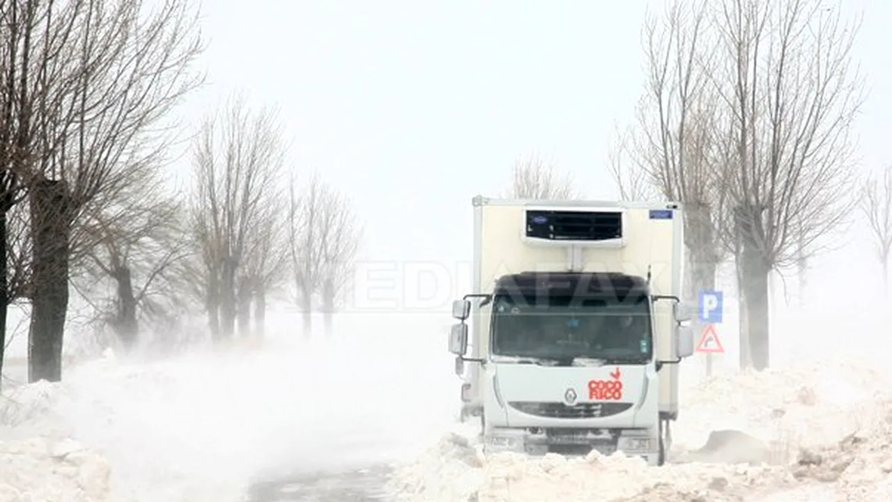 Neamţ: Un tir a derapat şi a fost lovit de un tren. Două persoane au fost rănite