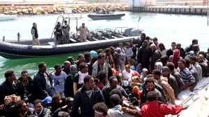 Libia va permite evacuarea de urgenţă a imigranţilor care sunt supuşi abuzurilor, anunţă Emmanuel Macron