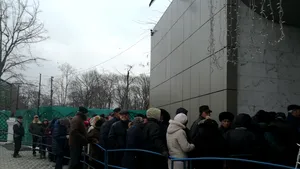 Zeci de pensionari din Galaţi, la coadă pentru bilete la Revelionul organizat de Primărie. O femeie a leşinat | FOTO