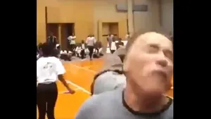 Arnold Schwarzenegger, lovit de un bărbat în timpul unei vizite în Africa de Sud/ Momentul atacului fulgerător | VIDEO