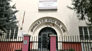 Primarul Sectorului 5 așteaptă ca Primăria Capitalei să semneze documentele ca să poată reabilita școlile (P)