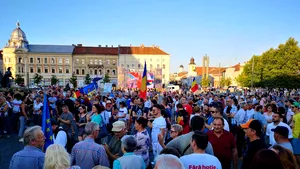 Cum au arătat PROTESTELE de 10 august, în ţară şi în marile oraşe | Sibiu: Moment de reculegere pentru Alexandra. La Iaşi şi Cluj oamenii au huiduit în faţa sediilor PSD
