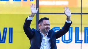 Xavi, prezentat la Barcelona cu 10.000 de fani în tribună. Ce regulă a luat de la Guardiola