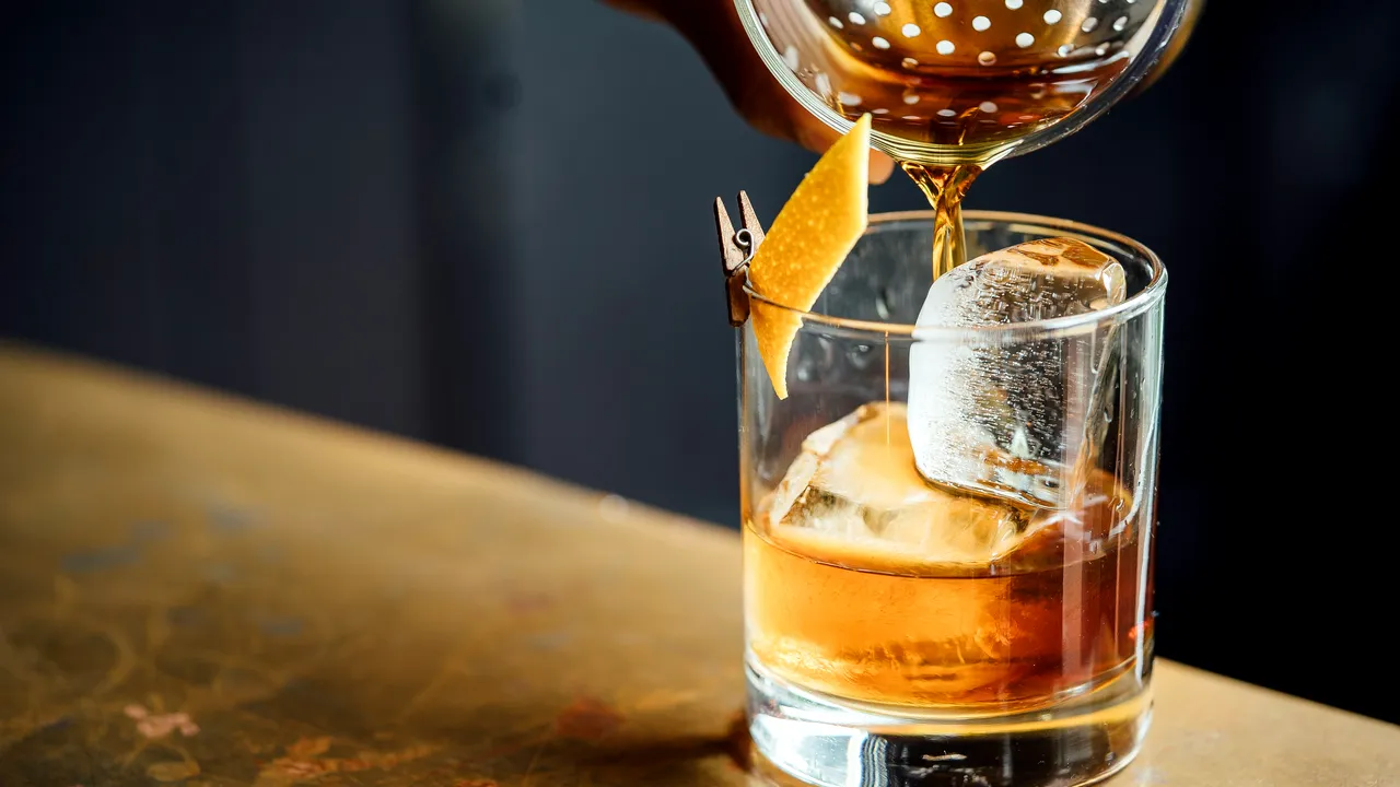 Trucuri de bartending şi idei de cocktailuri pentru o seară memorabilă (P)