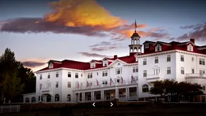 Şase destinaţii turistice pentru fanii dedicaţi ai scriitorului Stephen King: Ce capodoperă a inspirat Hotelul Stanley