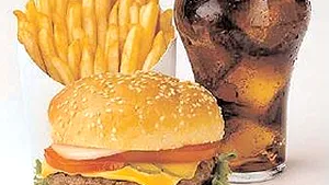 Parlamentul interzice alimentele de tip fast-food în unităţile de învăţământ