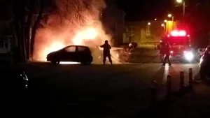 Incident în Tulcea: O maşină a fost incendiată într-o parcare