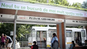 FOTO | 34 de staţii de tramvai din Bucureşti primesc acoperiş 