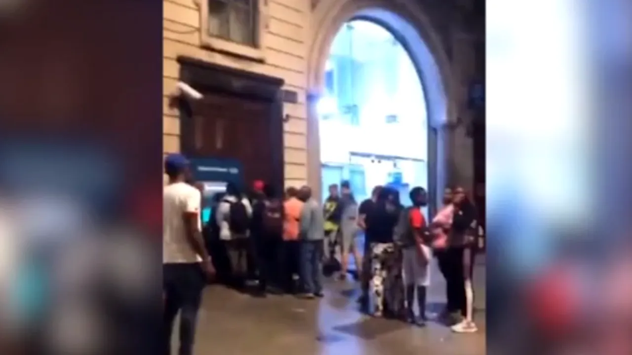 Cozi la bancomatele unei bănci care oferea clienţilor bani cu nemiluita