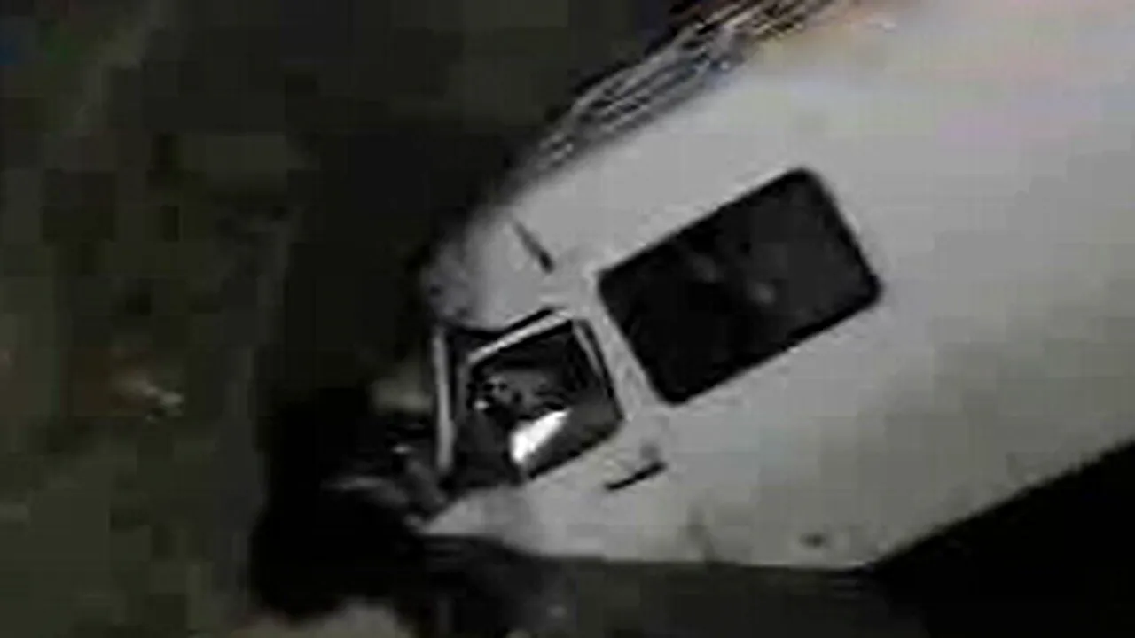 Un mort şi şase răniţi după prăbuşirea unui microbuz într-o groapă