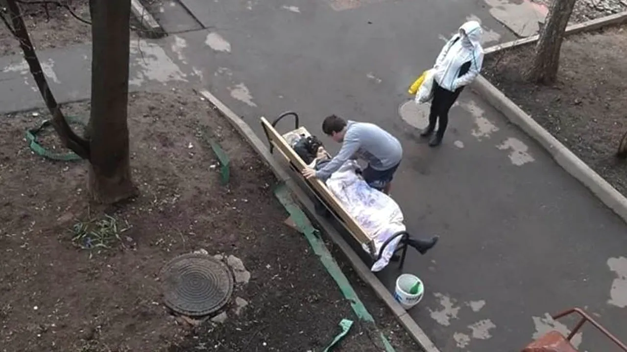 Femeie decedată pe o bancă din oraş după ce a fost externată din spital cu diagnosticul 