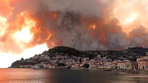 Pompierii români intervin pentru stingerea unor incendii de pădure în Schimatari, Grecia