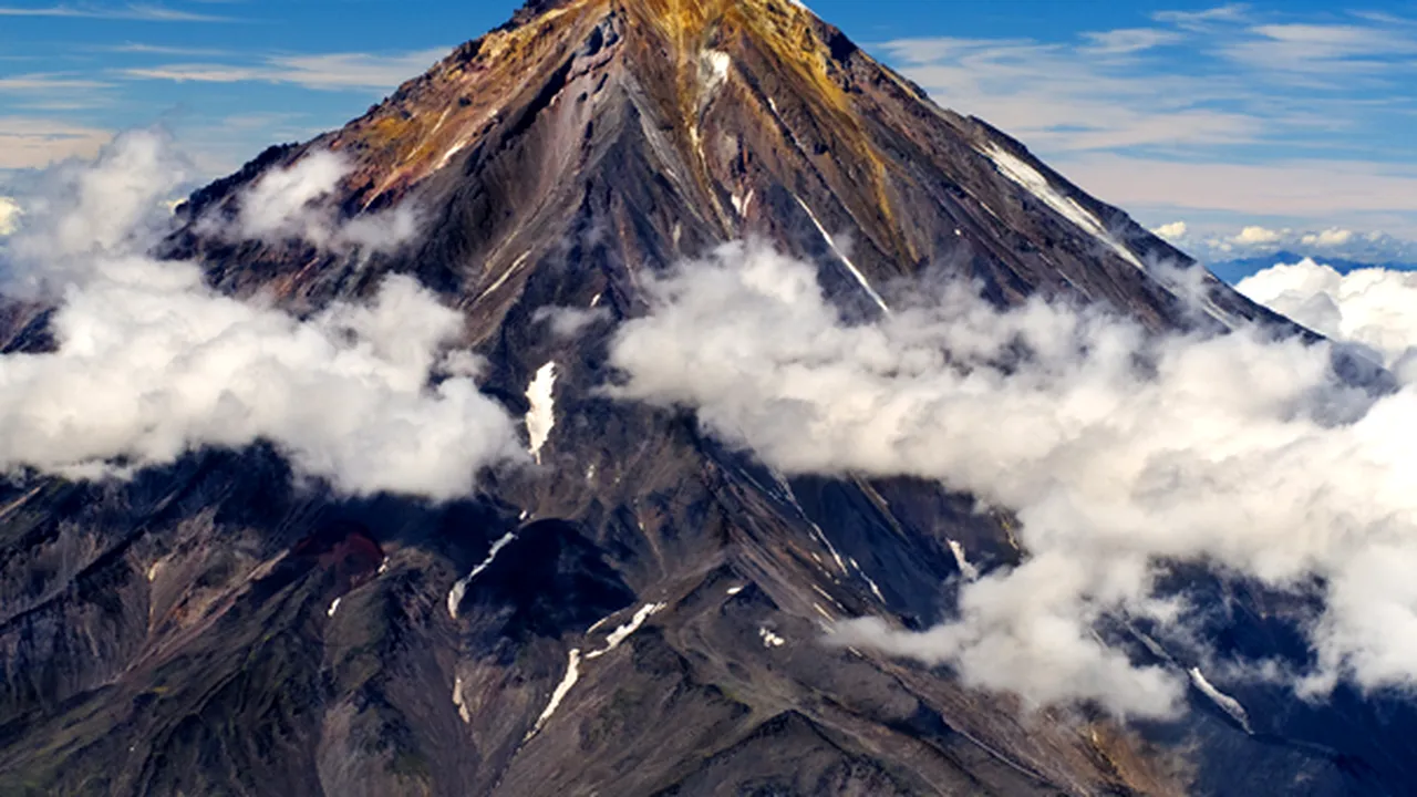 Erupţie vulcanică în Kamceatka: mai multe sate sunt acoperite cu cenuşă, avioanele schimbă traseele