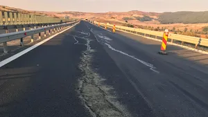 Lotul trei al autostrăzii A1 Deva-Sibiu înregistrează noi probleme. Viteza a fost limitată la doar 60 km/h în zona Aciliu | FOTO