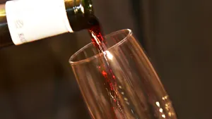 PSD îşi aşteaptă susţinătorii cu vin roşu fiert