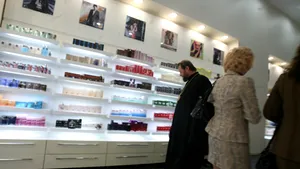 Gândul: Mitropolitul şi damele, la shopping în primul mall din Chişinău
