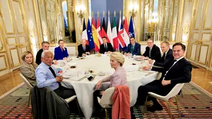 Liderii europeni sunt de acord că trebuie să fie alocaţi mai mulţi bani pentru apărare, dar persistă disensiunile în privinţa trimiterii de trupe în Ucraina