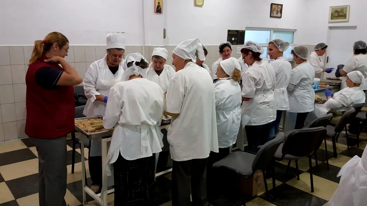 Iaşi: Peste 60.000 de porţii de sarmale au fost împărţite pelerinilor, de Sfânta Parascheva