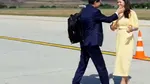Nicușor Dan publică imagini cu Mirabela Grădinaru înaintea plecării spre New York: cei doi apar sărutându-se pe aeroport
