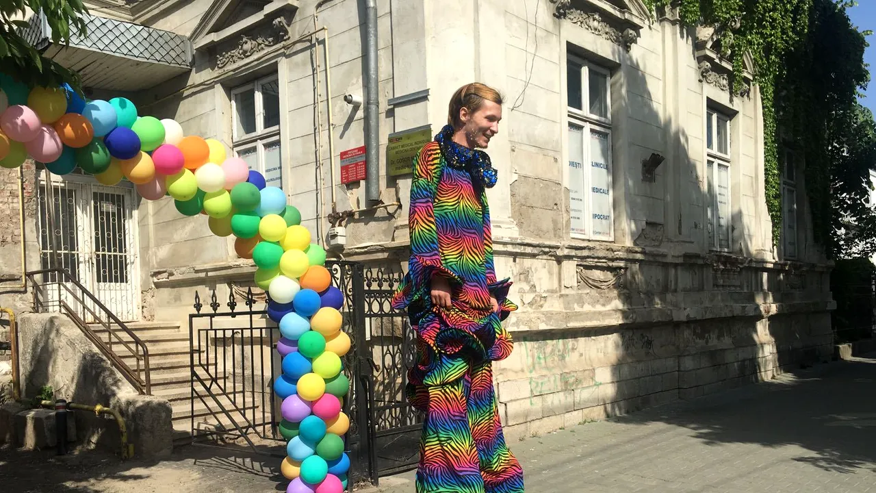 GALERIE FOTO Statui vivante şi personaje de poveste, în noul sediu al Teatrului pentru Copii, deschis după 4 ani