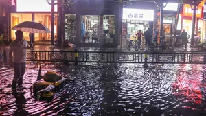 Furtună violentă în China. Trei oameni au fost aruncaţi pe geam în timp ce dormeau