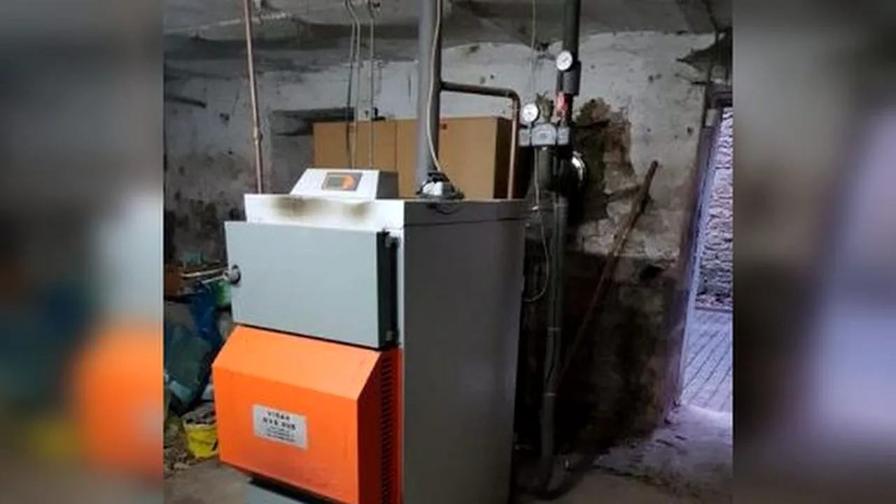 Un bărbat a sesizat o defecţiune la centrala termică. A vrut să scoată repede lemnele, dar a fost prea târziu / Anunţul ISU