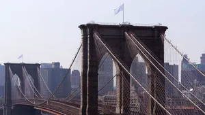 Turist rus, arestat pentru escaladarea Podului Brooklyn din New York