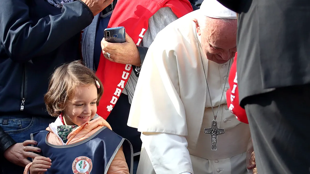 Creşterea unui animal de companie în detrimentul unui copil este o alegere egoistă, sugerează Papa Francisc